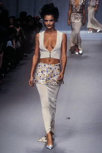 1_karl-lagerfeld-ss-1996-6_html.thumb.JPEG.f7eabb5ded11a639e031d30799edbe4f.JPEG