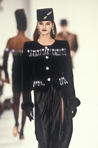 1_ysl-fw-1988-2_html.thumb.JPEG.73225a1366bade3936668b978cd9bf1b.JPEG