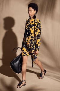 20-Michael-Kors-Resort-18.thumb.jpg.25e17eda28efe9175cf674e1016bf635.jpg