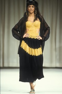 2_azzedine-alaia-ss-1992-3_html.thumb.JPEG.7276b9f5d81ef479ca29d16fe2ce5940.JPEG