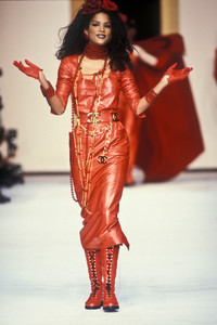 2_chanel-fw-1992-3_html.thumb.JPEG.0f081b92375cc36e36a47f62e593e149.JPEG
