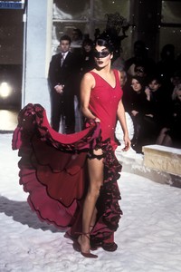 2_john-galliano-fw-1995-3_html.thumb.JPEG.19598eef160cefef63a6cadcedc07ace.JPEG