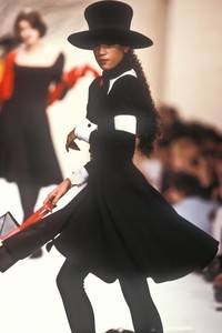 2_karl-lagerfeld-fw-1988-3_html.thumb.JPEG.12a5fb15975e7bd7f78b2333dc788173.JPEG