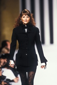 2_valentino-fw-1994-3_html.thumb.JPEG.48a2a28abc0d60f17f615a627ec09a59.JPEG