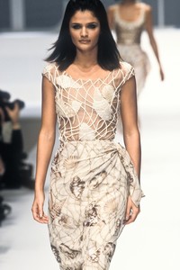 2_valentino-ss-1996-3_html.thumb.JPEG.2bb20c7ad62faf5227ee04a828891742.JPEG