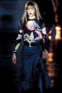 2_versace-fw-1993-3_html.thumb.JPEG.7ae6a092b33206c83dc20bfc455fc5b4.JPEG