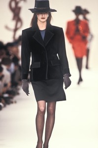 2_ysl-fw-1988-3_html.thumb.JPEG.972968789776e25aa360e29b9e98700b.JPEG