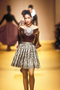 3_christian-lacroix-fw-1988-4_html.thumb.JPEG.cb81c2e68382430b753fa0ff60b48bb5.JPEG