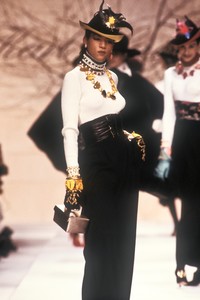 3_karl-lagerfeld-fw-1988-4_html.thumb.JPEG.7125134f2c48cbfe872c692c86219da7.JPEG