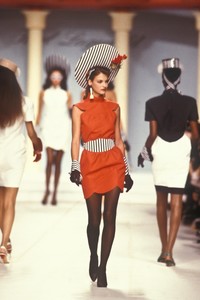 3_karl-lagerfeld-ss-1988-4_html.thumb.JPEG.3a3c441f36af98d13747bc5af5787e4e.JPEG