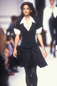 3_karl-lagerfeld-ss-1992-4_html.thumb.JPEG.49900f67e5e8e356deedbd50d0dba338.JPEG