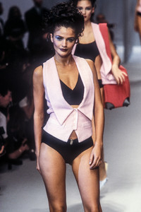 3_karl-lagerfeld-ss-1996-4_html.thumb.JPEG.cd315a3a1ad167cac592305056d6fc18.JPEG