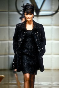 3_valentino-hc-fw-1995-4_html.thumb.JPEG.5a9f0763f5a30c47e96c18ae1ee662e1.JPEG