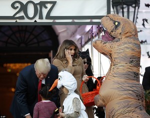 45D8038D00000578-5033403-First_lady_Melania_Trump_gasps_at_the_sight_of_a_giant_inflatabl-a-6_1509409057505.jpg
