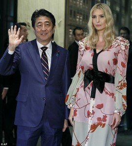 45F9006A00000578-5064663-Official_The_first_daughter_36_posed_for_photos_with_Abe_63_afte-a-15_1510200805771.jpg