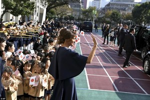 46103E1A00000578-5053547-First_lady_Melania_Trump_waves_to_childrean_and_staff_as_she_lea-a-4_1509976951634.jpg