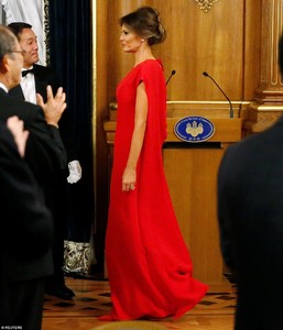 4612C76200000578-5054517-Official_Melania_Trump_cut_a_glamorous_silhouette_as_she_joined_-m-57_1509991622339.jpg