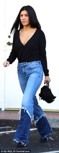 461810B400000578-5058229-Kourtney_looked_to_be_channelling_the_seventies_era_with_her_sen-a-55_1510060957699.jpg