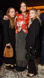 461EBE4600000578-5061095-Big_pals_Mary_Kate_and_Ashley_Olsen_31_turned_out_to_support_fas-m-52_1510125877665.jpg