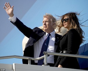 461F4D5600000578-5061613-The_First_Lady_was_looking_windswept_as_she_boarded_Air_Force_On-m-19_1510148256291.jpg