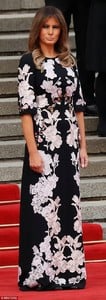 4626F91B00000578-5066327-Melania_Trump_donned_a_stunning_Chinese_inspired_gown_as_she_met-a-26_1510237730596.jpg