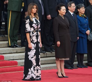 4627323900000578-5066327-Visit_Earlier_in_the_day_Melania_also_wowed_in_the_style_departm-m-13_1510240985656.jpg