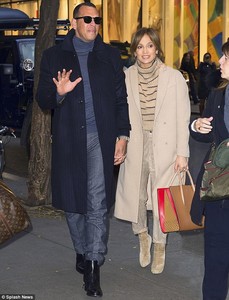462B1A0300000578-5066817-Too_much_on_her_plate_Jennifer_Lopez_looked_sleepy_as_she_headed-m-8_1510244440117.jpg