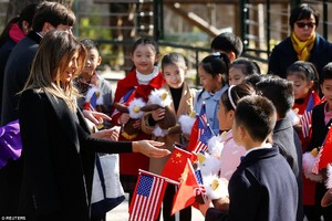 462F8EB000000578-5068689-Melania_Trump_rewarded_singing_children_with_plush_bald_eagle_to-a-81_1510292015159.jpg