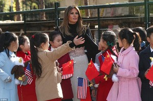 462FAFA300000578-5068689-Hit_with_the_kids_Children_gathered_around_the_First_Lady_waving-a-78_1510292015001.jpg