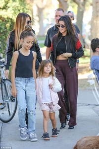 467DA78200000578-5096653-Family_time_The_Keeping_Up_With_The_Kardashians_starlet_was_all_-a-54_1511049299042.jpg