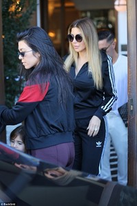 467DA7A900000578-5096653-All_black_everything_Larsa_looked_equally_as_comfortable_during_-a-59_1511049299308.jpg