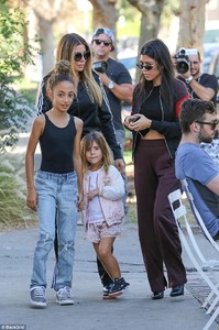 467DB2DD00000578-5096653-Girls_day_She_shielded_her_eyes_from_the_afternoon_sun_with_a_pa-a-1_1511084286774.jpg