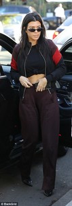 467DC3D500000578-5096653-Fabulous_Kourtney_donned_a_small_black_T_shirt_tied_into_a_knot_-a-56_1511049299096.jpg