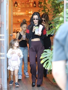467DC50100000578-5096653-Snack_queens_Sophia_looked_adorable_in_a_black_bodysuit_and_dist-a-62_1511049299447.jpg