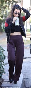 467DDB5800000578-5096653-Fabulous_Kourtney_donned_a_small_black_T_shirt_tied_into_a_knot_-a-57_1511049299138.jpg
