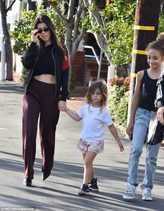 467E596500000578-5096653-Natural_beauty_Kourtney_left_her_long_brunette_locks_loose_while-m-7_1511084462317.jpg