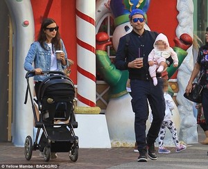 467F3E2600000578-5097033-Close_The_actor_42_was_spotted_carrying_his_daughter_in_his_arms-m-106_1511072073889.jpg