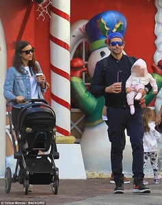 467F52F100000578-5097033-Family_day_Bradley_Cooper_and_Irina_Shayk_stepped_out_together_w-m-103_1511071967524.jpg