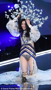 468B1E0200000578-5104987-Oops_The_raven_haired_beauty_was_seen_dramatically_falling_to_th-a-32_1511298816406.jpg