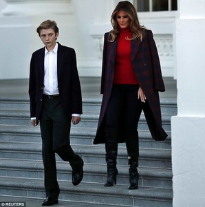 468D5F2800000578-5101797-Barron_Trump_left_and_first_lady_Melania_Trump_right_stepped_ont-m-11_1511219256096.jpg