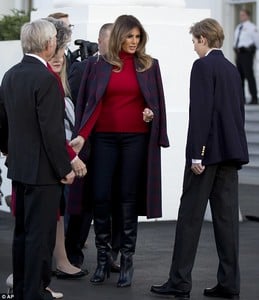 468D722400000578-5101797-First_lady_Melania_Trump_with_her_son_Barron_Trump_right_greet_t-m-22_1511219665199.jpg