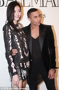 46923C4E00000578-5104987-Stylish_duo_She_was_seen_rubbing_shoulders_with_Balmain_s_creati-a-6_1511298815328.jpg