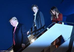 4696B80500000578-5109279-President_Trump_Barron_Trump_center_and_Melania_Trump_right_late-a-20_1511389610337.jpg