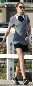 46BAA7EE00000578-5120439-Looking_good_She_kept_her_long_brunette_locks_tied_in_a_pony_tai-a-18_1511770228599.jpg