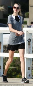 46BAA8C600000578-5120439-Looking_good_She_kept_her_long_brunette_locks_tied_in_a_pony_tai-a-20_1511770228714.jpg