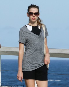 46BAA8F800000578-5120439-Victoria_turned_out_to_the_beach_in_a_light_grey_V_necked_shirt_-a-21_1511770228784.jpg