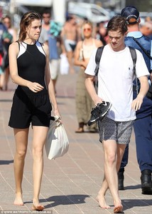 46BAA99000000578-5120439-Cool_She_also_wore_a_pair_of_black_sneakers_and_accessorised_wit-a-22_1511770229018.jpg