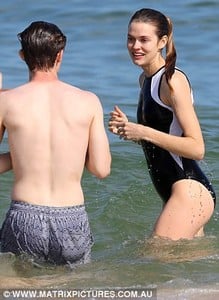 46BAAB7400000578-5120439-Staying_fit_She_reveled_to_the_publication_that_she_exists_on_a_-a-35_1511770230225.jpg