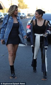 46BF9C8700000578-5123237-Looking_fabulous_Kourtney_balanced_on_a_pair_of_black_stiletto_b-a-4_1511837025773.jpg