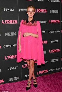 46C8C70D00000578-5127125-Looking_fabulous_The_34_year_old_scion_of_hotel_tycoons_draped_h-a-1_1511923366047.jpg